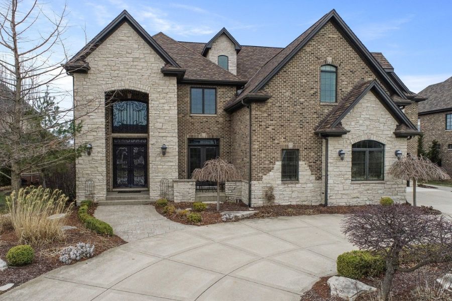 Casa de luxo vendida em 2025 em 1521 Park West Circle Munster, Indiana, uma das casas mais caras vendidas no noroeste de Indiana.