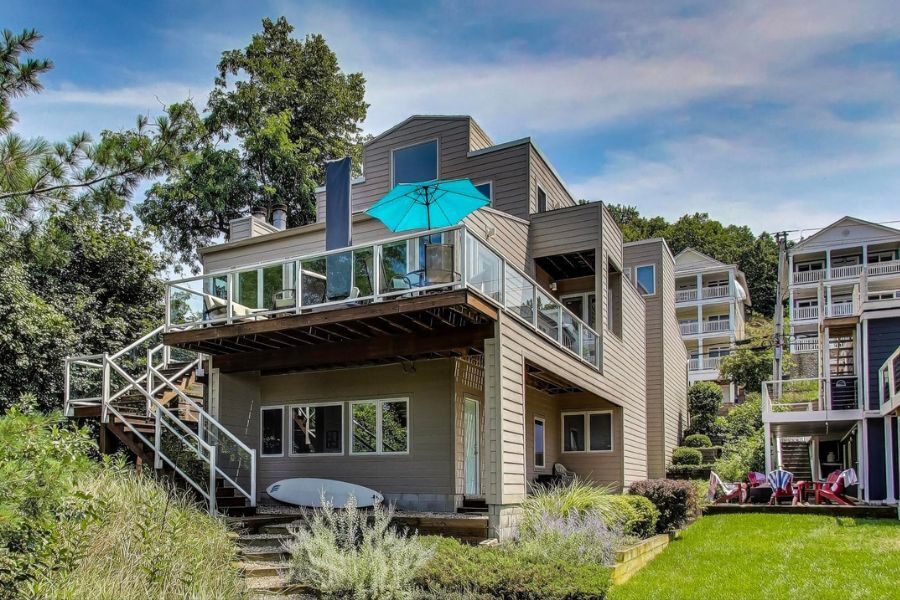 Casa de luxo vendida em 2025 em 1852 Lakeshore Drive Michigan City, Indiana, uma das casas mais caras vendidas no noroeste de Indiana.