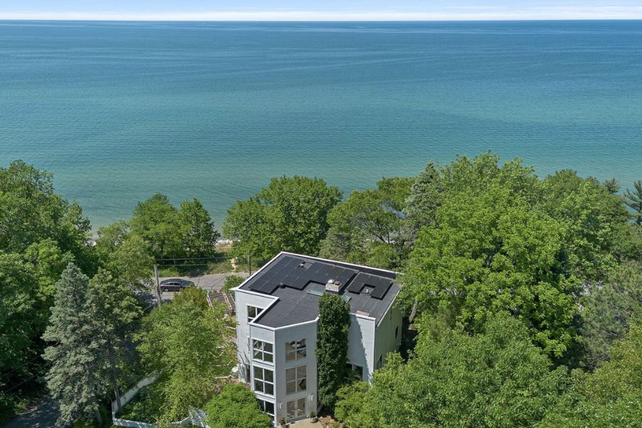 Casa de luxo vendida em 2025 em 301 E Lake Front Drive Beverly Shores, Indiana, uma das casas mais caras vendidas no noroeste de Indiana.